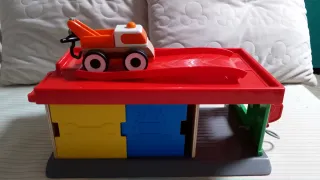 Garage per giocattoli con carro attrezzi