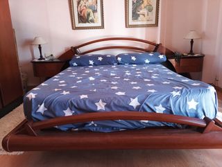 Cama de madera con mesita de noche sin colchón