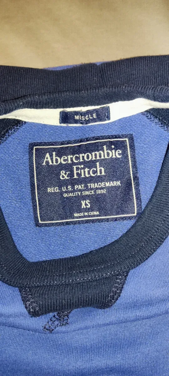 Jersey Abercrombie & Fitch Azul y azul marino