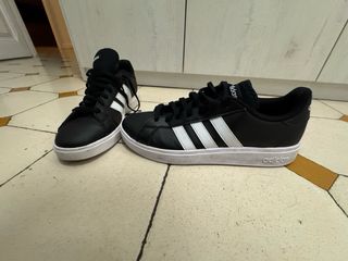 Zapatillas Adidas Negras y Blancas
