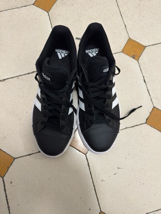 Zapatillas Adidas Negras y Blancas