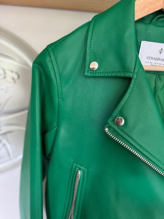 Chaqueta efecto piel verde Stradivarius