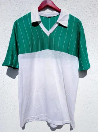 CAMISETA DE DEPORTES VERDE Y BLANCA. TALLA 4.
