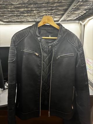 Chaqueta efecto piel negra