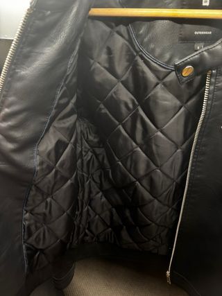 Chaqueta efecto piel negra