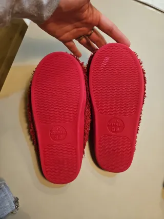 Zapatillas de casa niña corazón rojo y blanco