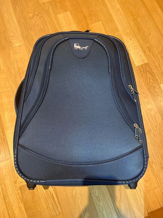 Maleta azul con logo de carruaje