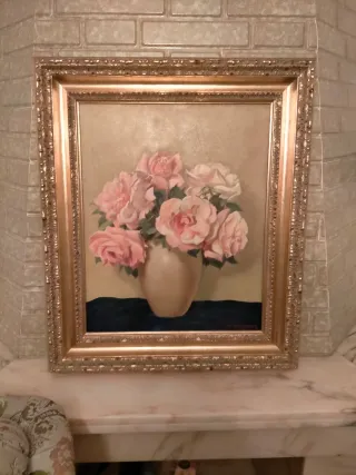 Cuadro de rosas en jarrón dorado