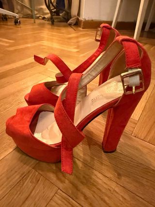 Zapatos de tacón negros y dorados