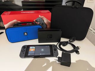 Nintendo Switch + 2 Maletines