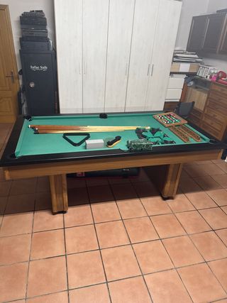 Mesa de billar con accesorios