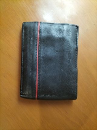Cartera Guess Piel Negra con Raya Roja