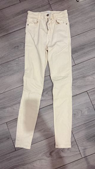 Vaqueros beige Zara