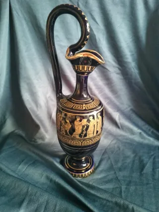 Jarra antigua decorada en oro