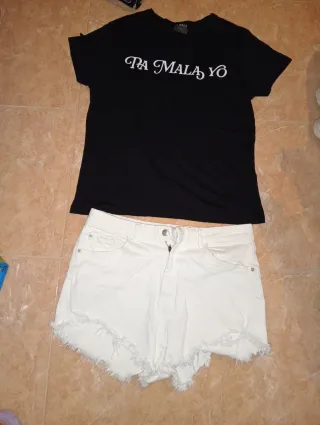 Conjunto Camiseta Negra y Shorts Blancos