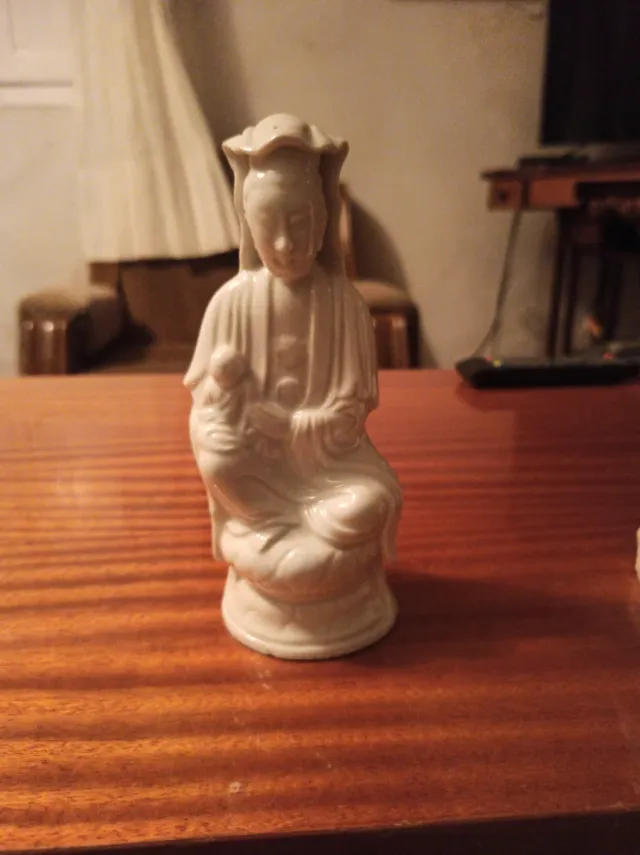 Figura cerámica Virgen China blanca
