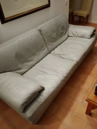 Sofá de piel gris