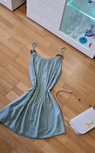 Vestido verde con anillas