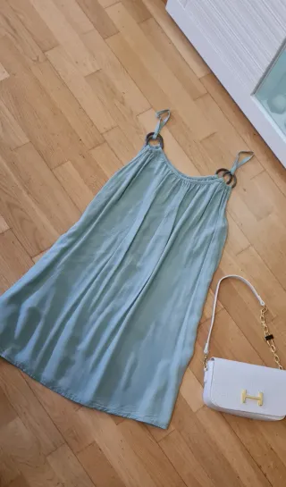 Vestido verde con anillas