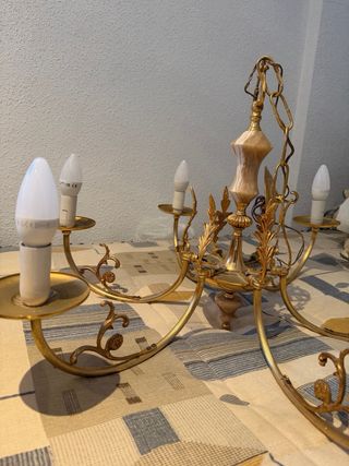 Lámpara araña dorada techo