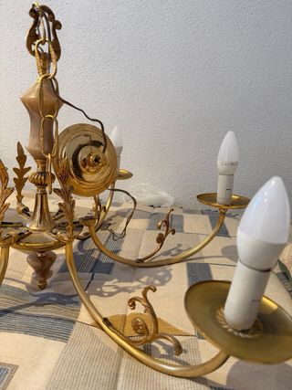 Lámpara araña dorada techo