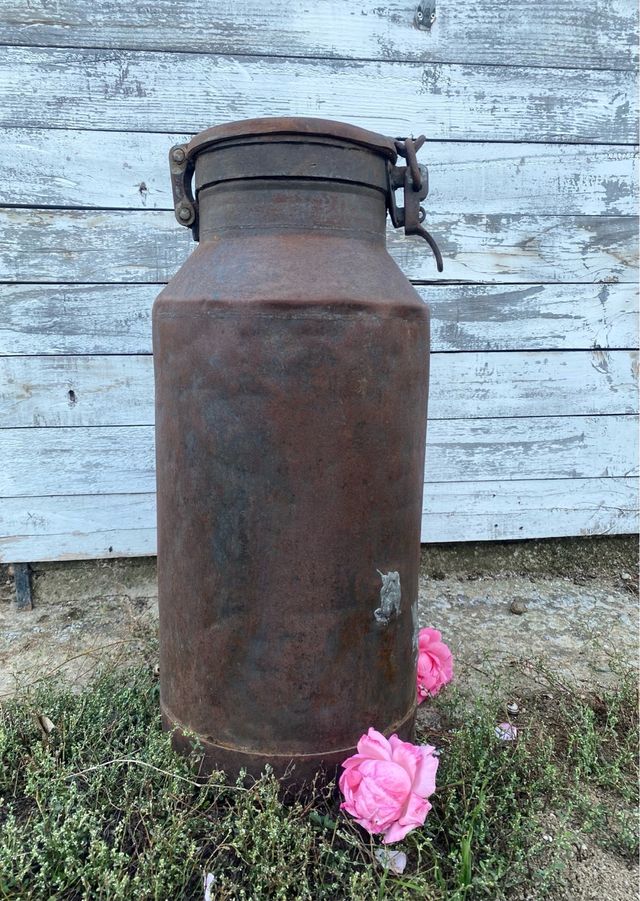 Lechera antigua grande de metal