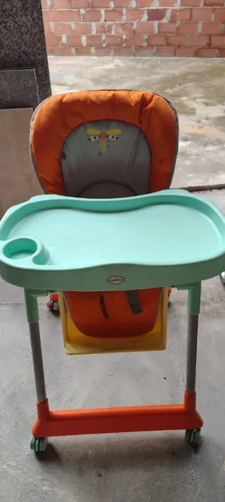 Trona infantil con bandeja