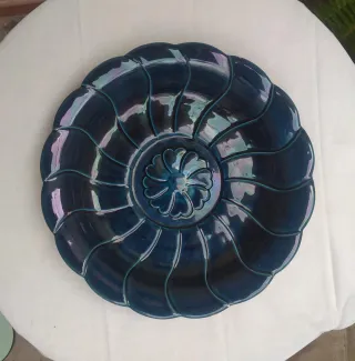 Plato de cerámica azul con diseño floral