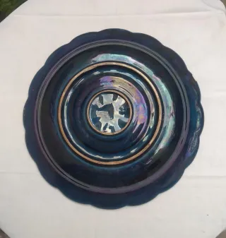 Plato de cerámica azul con diseño floral