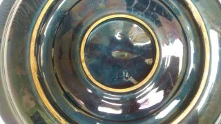 Plato de cerámica azul con diseño floral