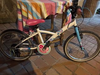 Bicicleta infantil blanca y azul