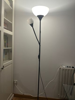 Lámpara de pie IKEA negra y blanca