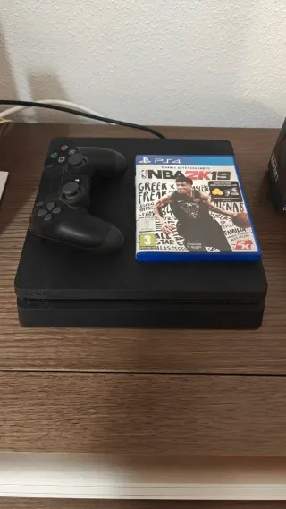 PS4 (PlayStation 4) Negra + NBA 2K19