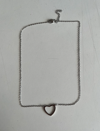 Collar plateado colgante de corazón minimalista