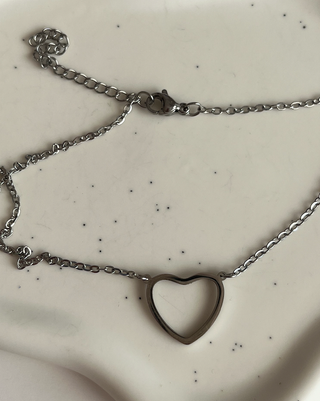 Collar plateado colgante de corazón minimalista