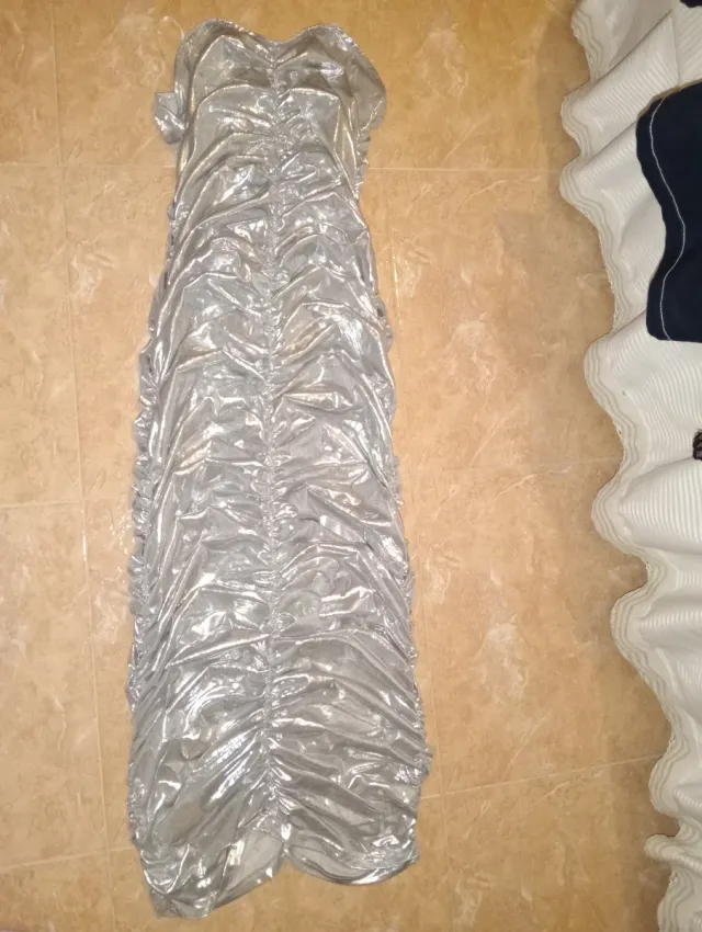 Vestido plateado con fruncido