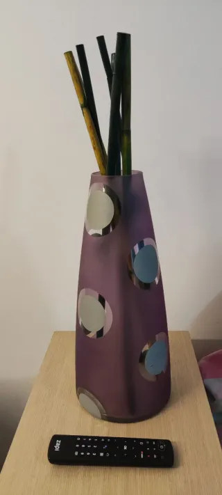Jarrón púrpura con bambú