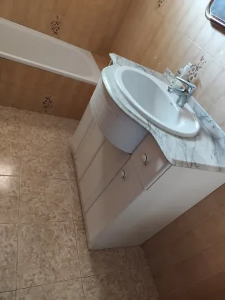 Mueble de lavabo con lavabo de mármol
