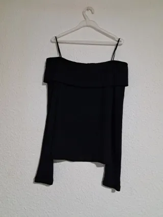 Jersey negro hombros descubiertos