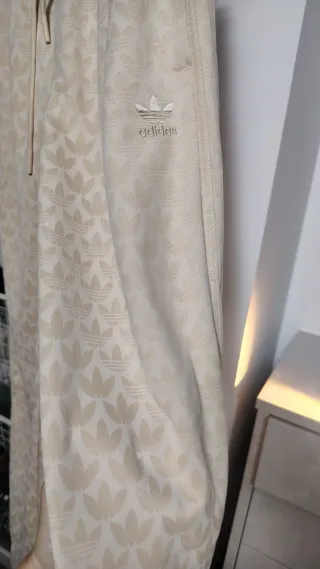 Pantalón chándal Adidas beige estampado