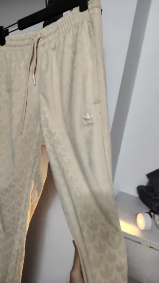 Pantalón chándal Adidas beige estampado