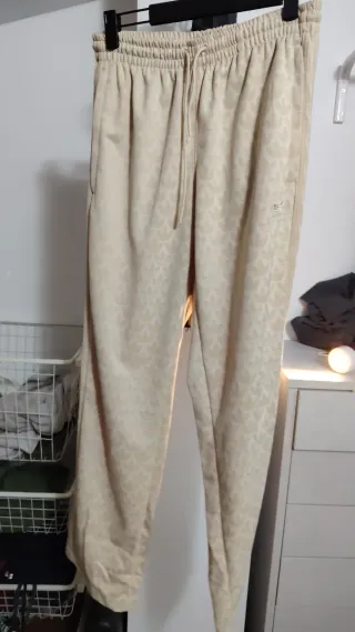 Pantalón chándal Adidas beige estampado