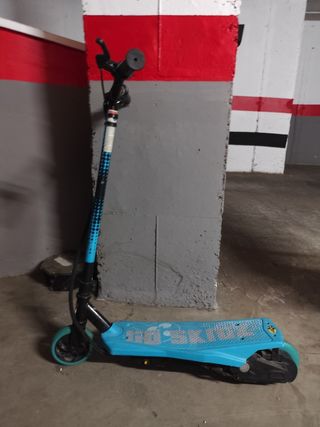 Patinete eléctrico azul sin cargador
