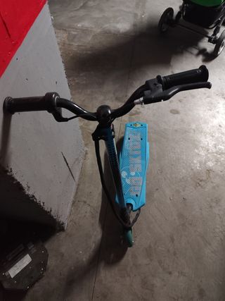 Patinete eléctrico azul sin cargador