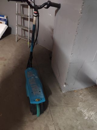 Patinete eléctrico azul sin cargador