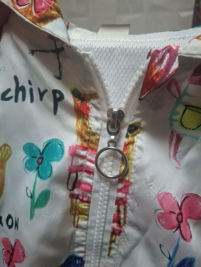 Chaqueta cortavientos niña estampado.Talla 6 años.