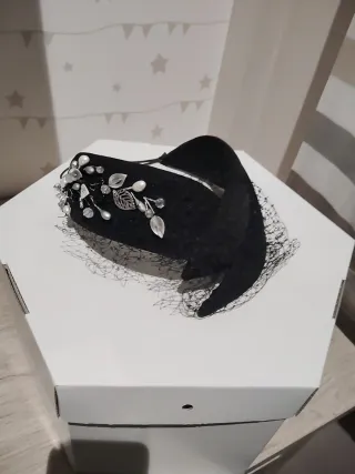 Tocado de fiesta negro y plateado