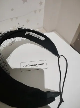 Tocado de fiesta negro y plateado