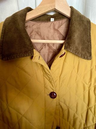 Chaqueta acolchada amarilla y marrón