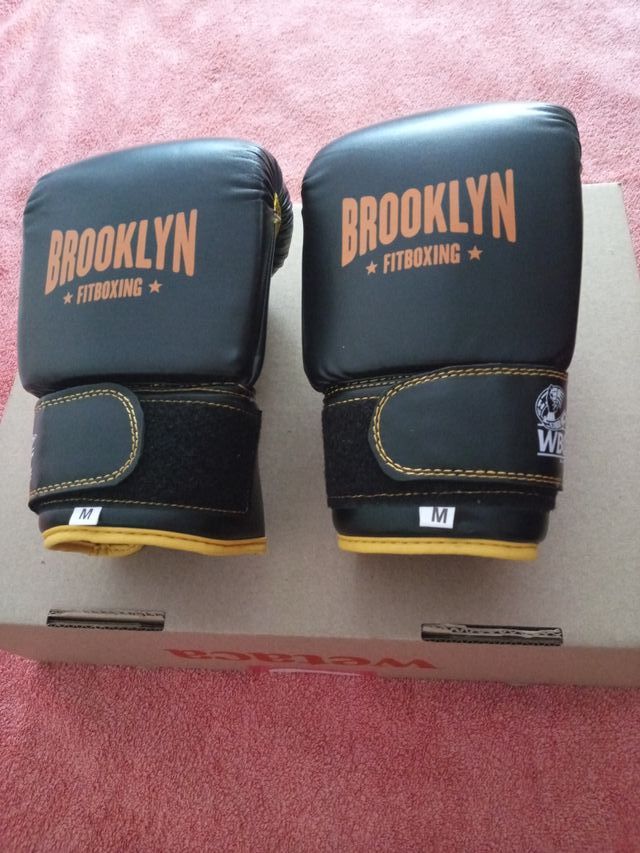 Guantes de boxeo nuevos, talla M, en Coruña, 15 €.